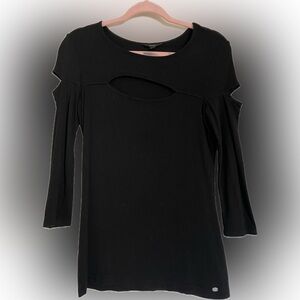 Guess medium quarter sleeve with keyhole hole